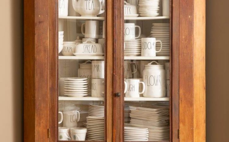 shelf containing rae dunn pottery