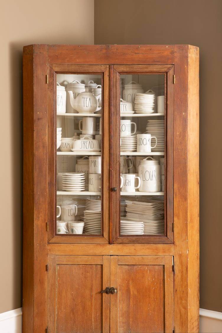 shelf containing rae dunn pottery