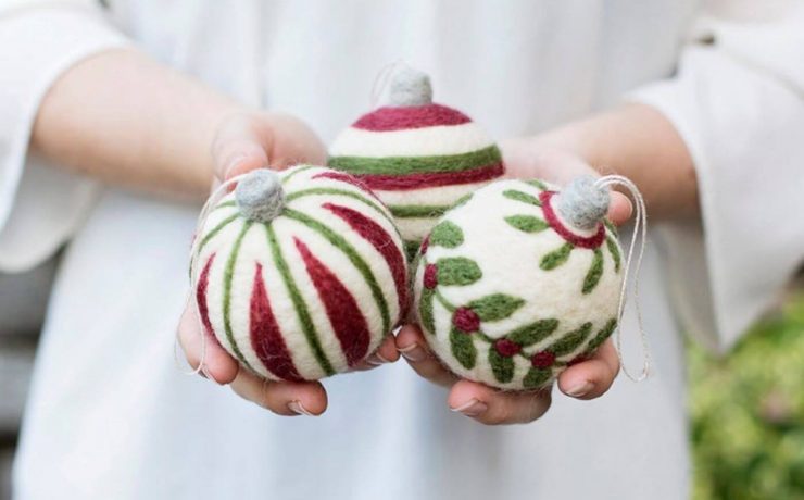 Feltde ball DIY ornaments in white, green and red