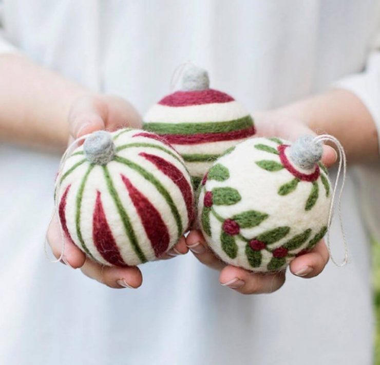 Feltde ball DIY ornaments in white, green and red