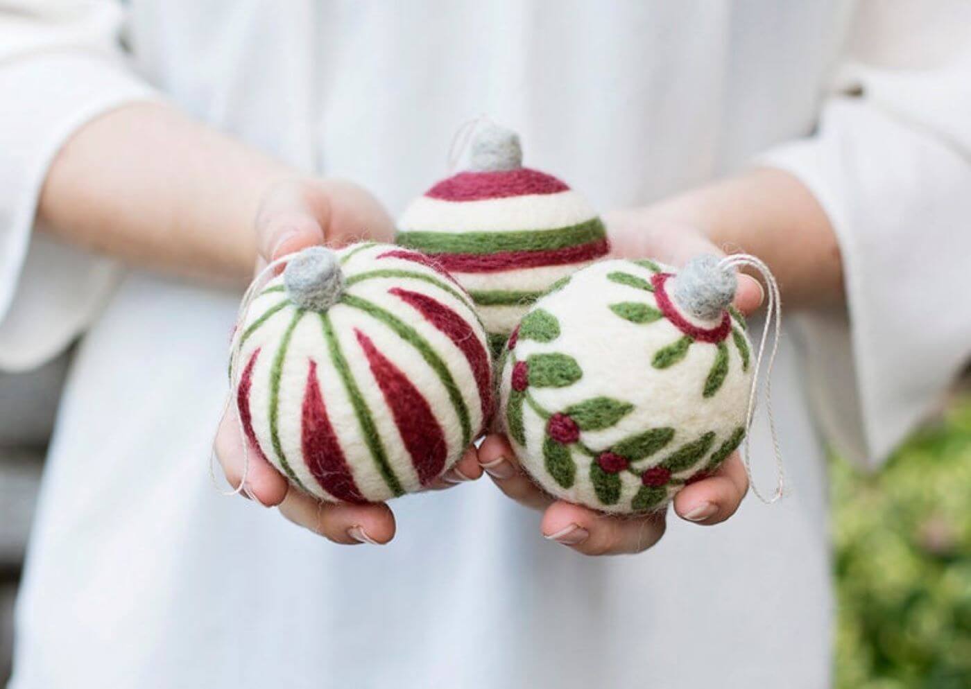 Feltde ball DIY ornaments in white, green and red