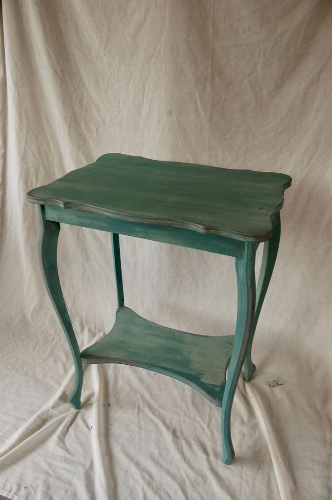 Table in green
