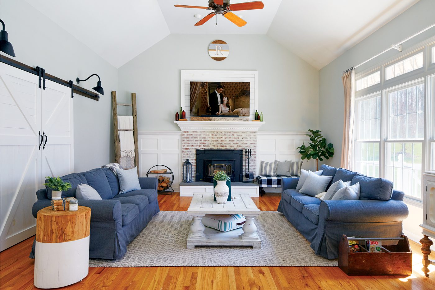 https://americanfarmhousestyle.com/wp-content/uploads/2019/12/FEATURE_20190423_StaceyRossetti_03_Family_Room_0132_RT.jpg