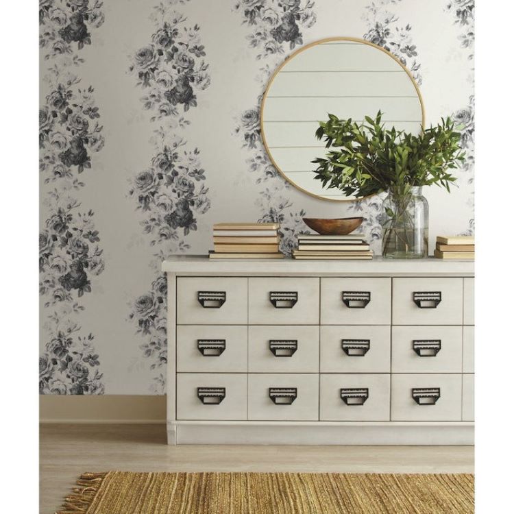 Gray rose patterns in wallpaper