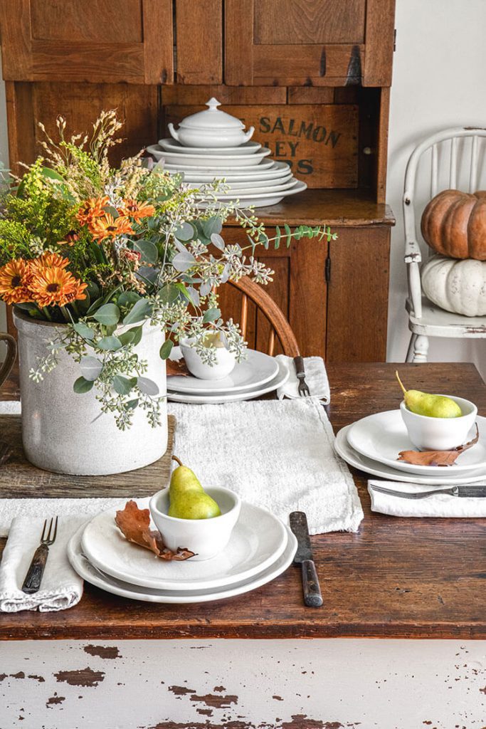 Fall tablescape place setting and centerpiece