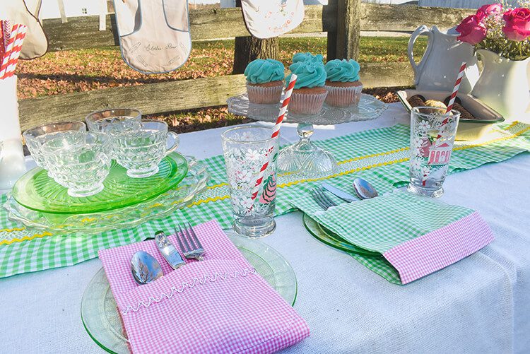 Table top with napkins made from upcycle aprons