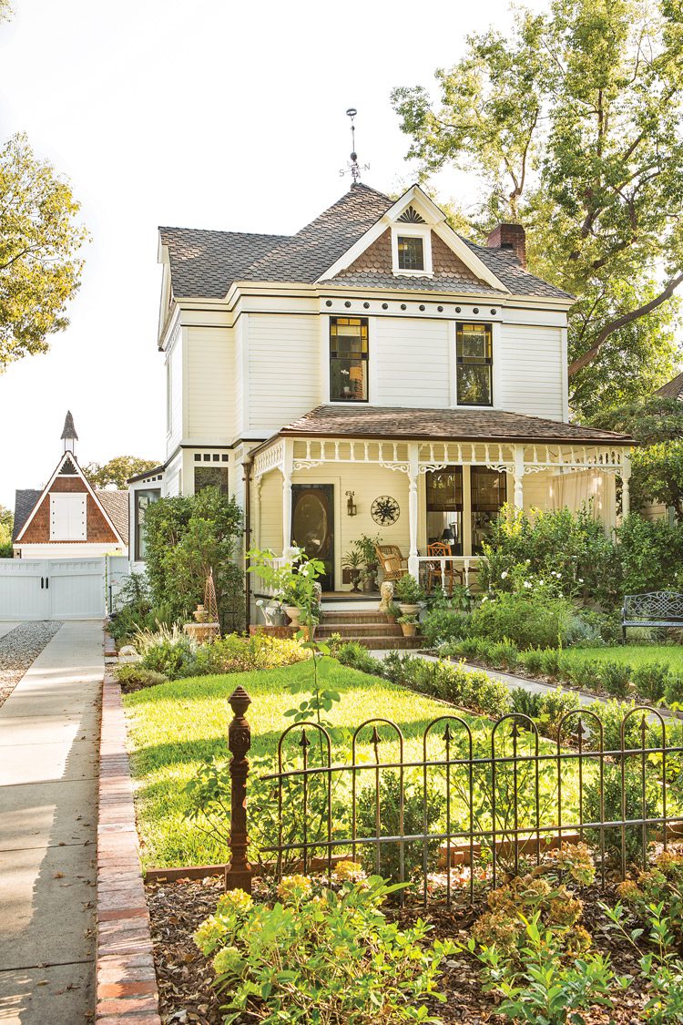 Victorian farmhouse in Pasadena exterior