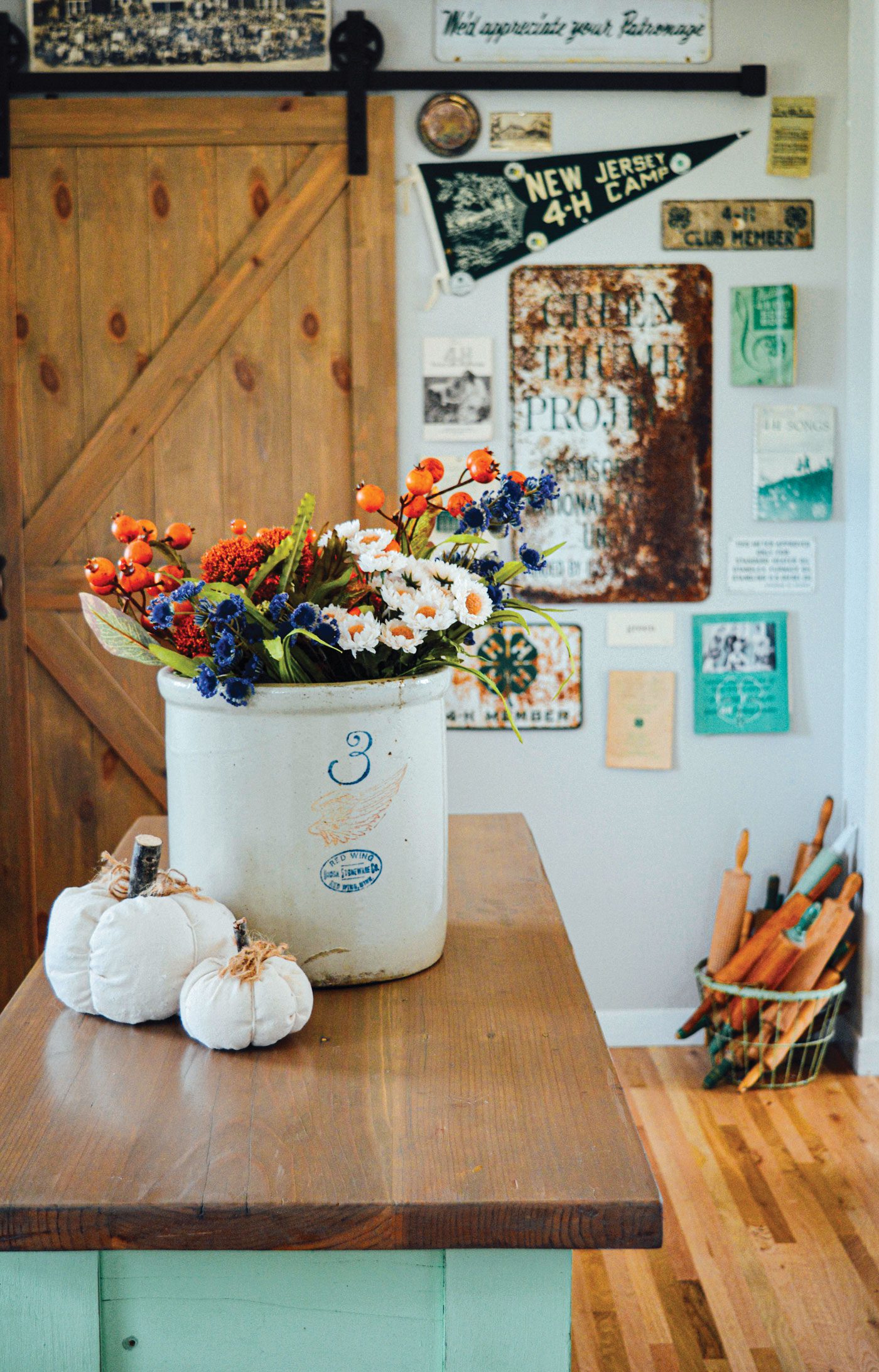 fall vignette on kitchen island