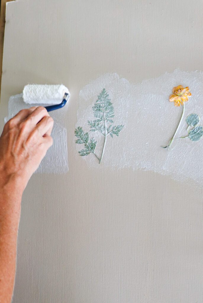 This DIY project teaches you how to preserve your favorite flowers. 