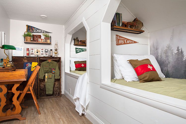 These built-in beds are DIY project meant to utilize the small guest bedroom space to the fullest.
