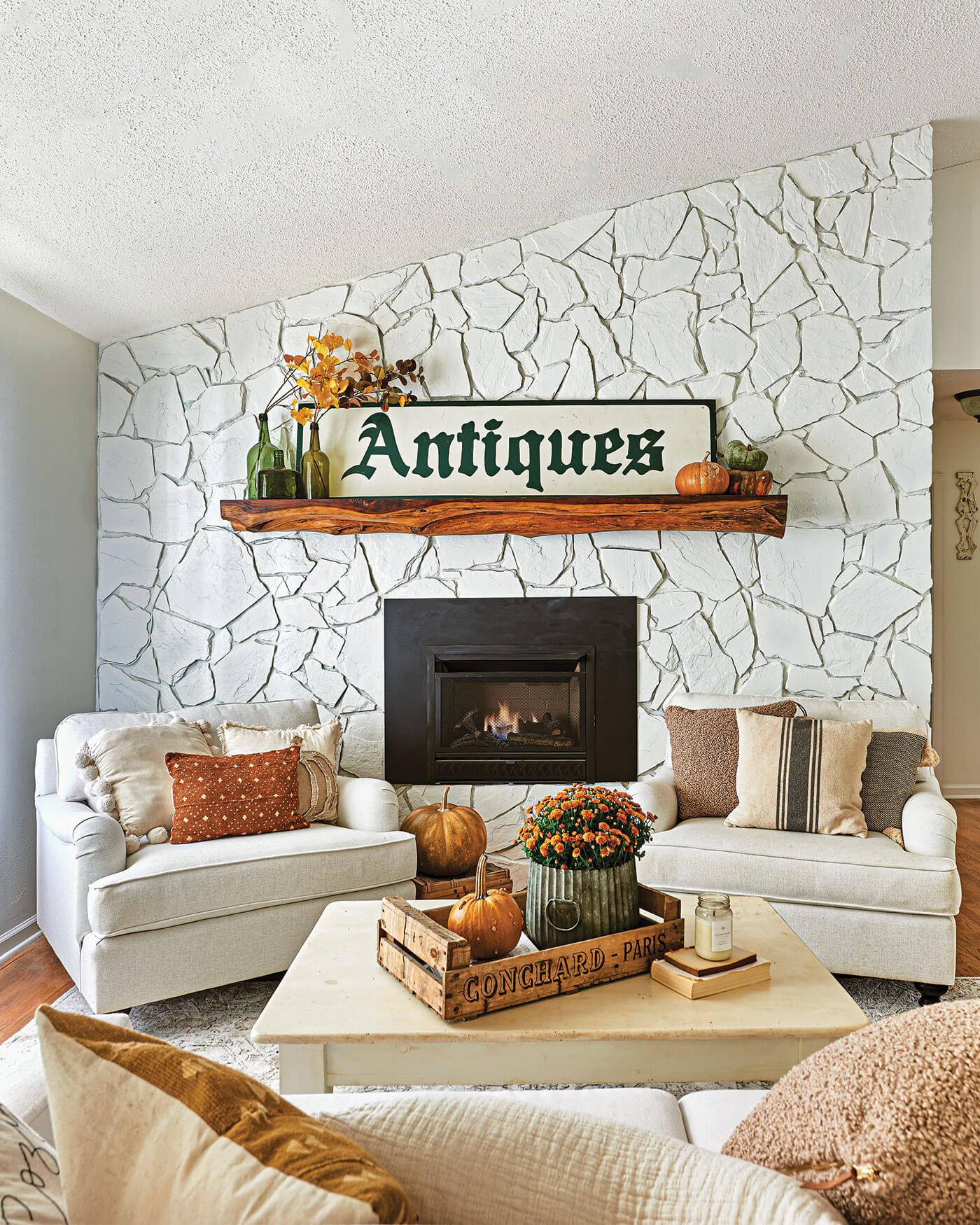 Living room with fall decorating and pumpkins