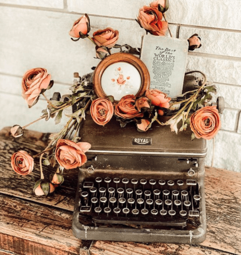 Add styling to the top and sides of the vintage typewriter