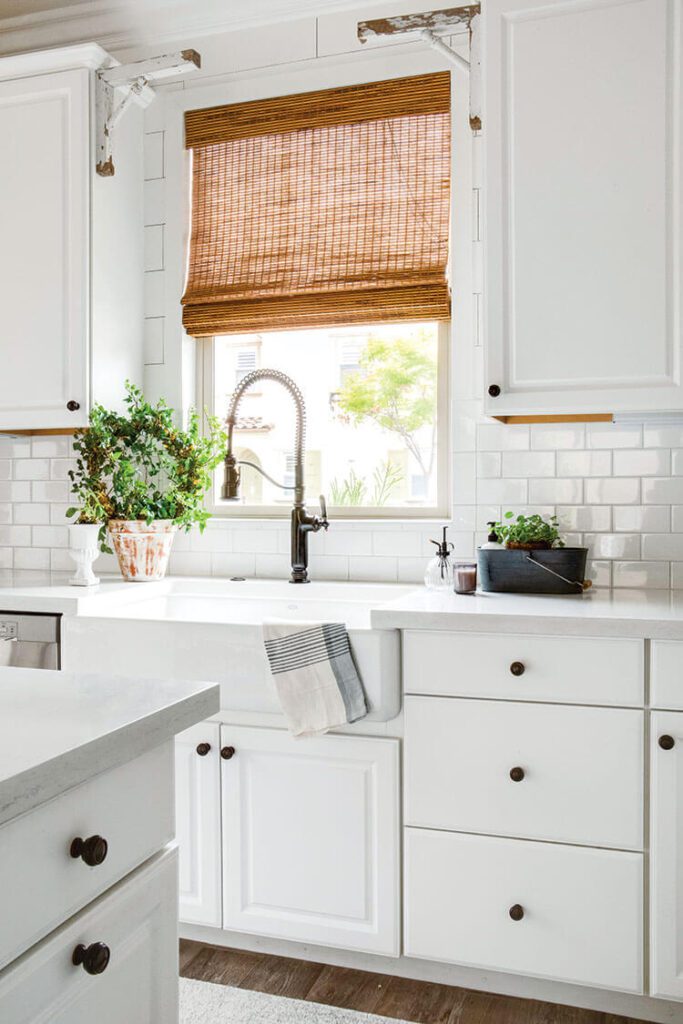 What is farmhouse style kitchen with farmhouse apron front sink