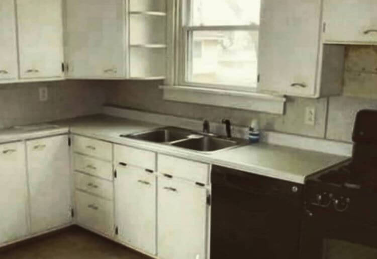 The original kitchen was not looking its best. The old tile and white cabinetry needed a refresh.