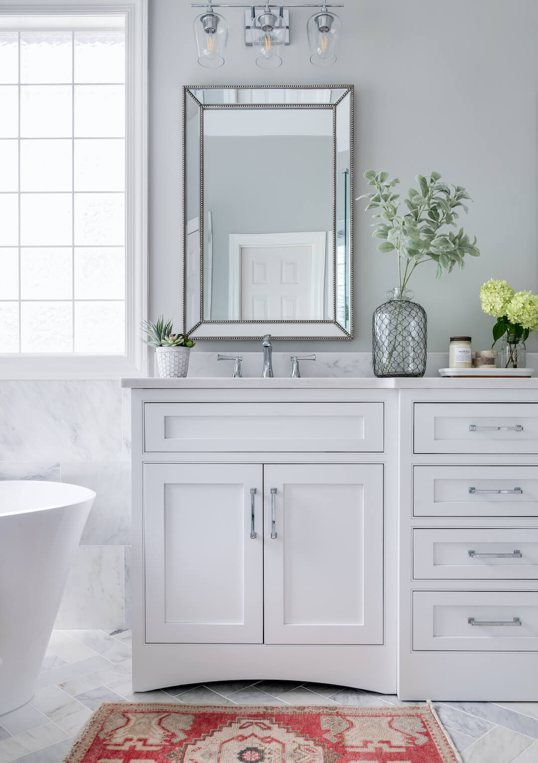 bathroom with neutral color scheme and colorful rug