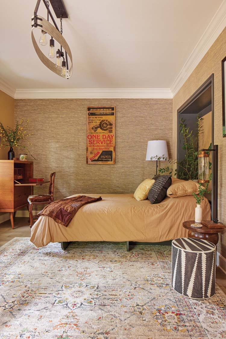 the Wheeler villa bedroom with grasscloth wallpaper and tan bedding