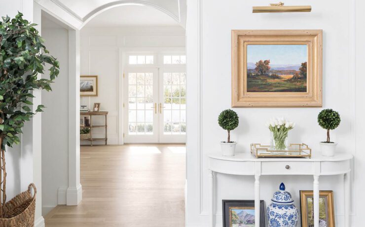 Foyer with black and white checkered tile and wainscoting, one of the interior design trends of 2023