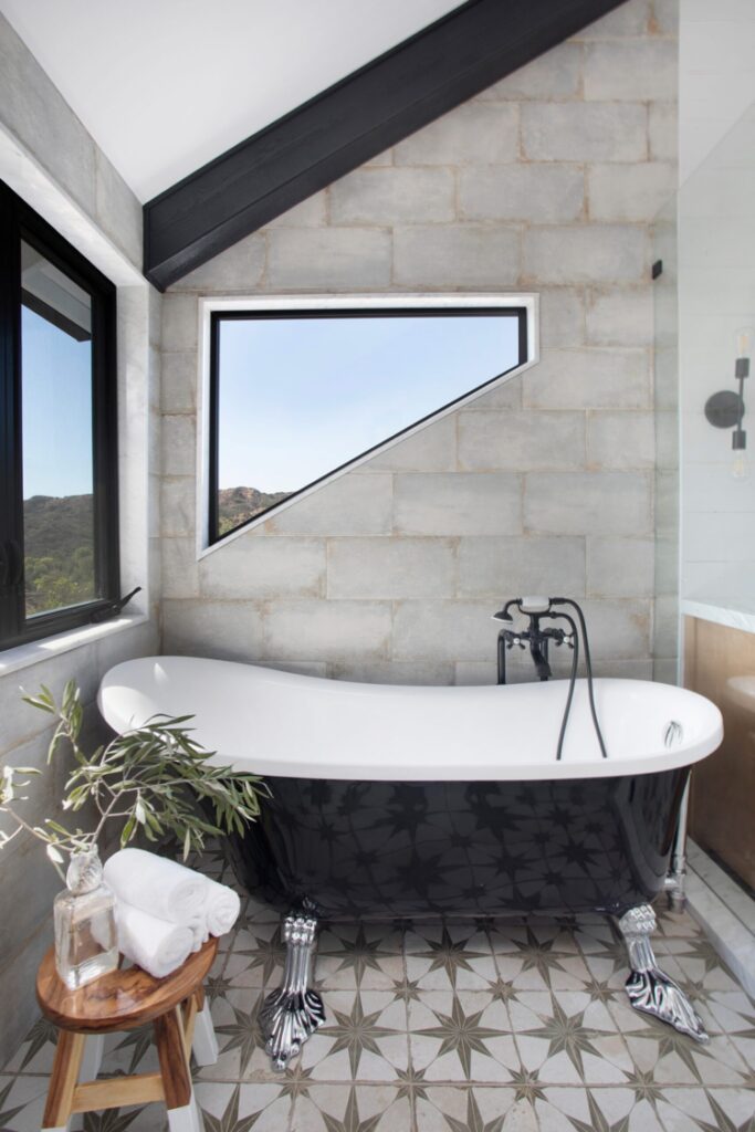 A star tiled floor works as the bathroom eye candy and pairs well with the large white tiled walls.