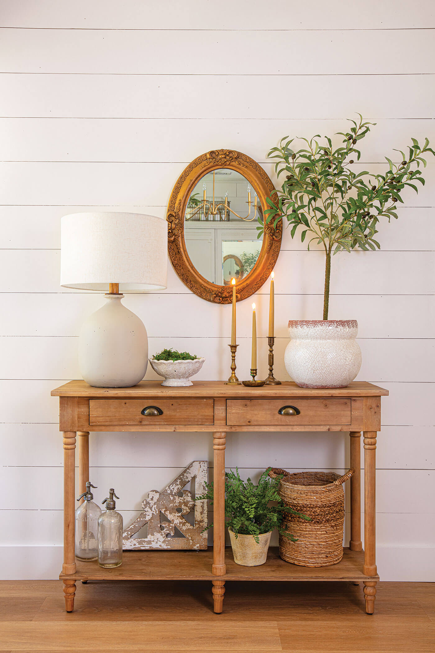 Living room with essential oils combinations and vintage vibes