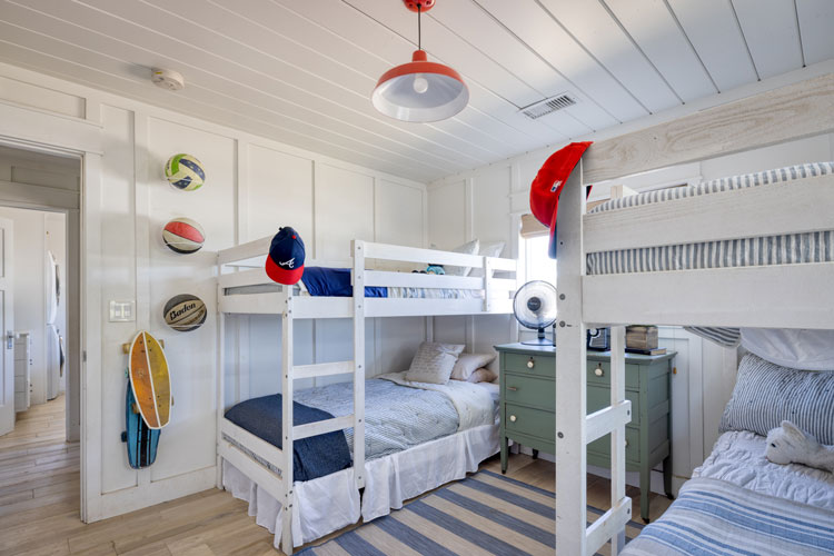 Bedroom with four bunkbeds for small space tips
