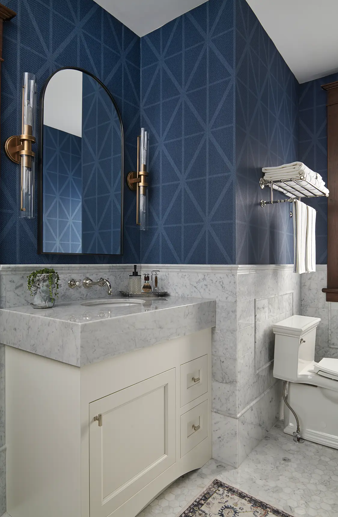 navy blue diamond wallpaper in bathroom